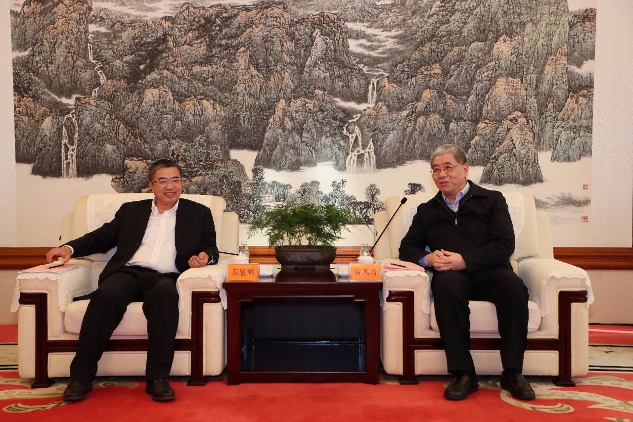 雷凡培會(huì)見中國船級(jí)社黨委副書記、總裁莫鑒輝一行
